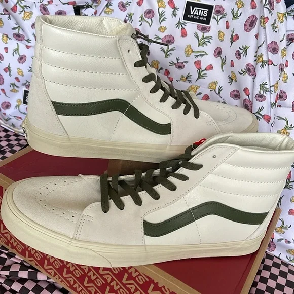 Vans Women’s Sk8-Hi
Vintage Pop Marshmallow/True White 
VN0A4BVTR2S
Sneakers - Picture 11 of 16